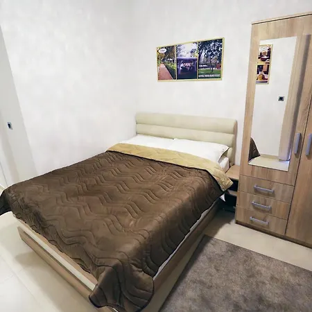 Wing Club Apartments- Center Apartment *